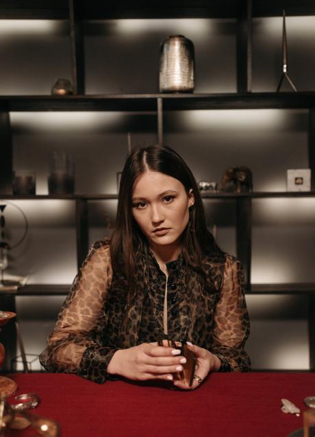 Imagen - Mujer con cartas del Tarot/PEXELS