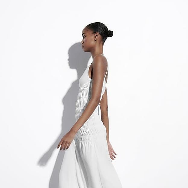 Imagen principal - Vestido blanco con fruncido de nido de abeja de Zara.