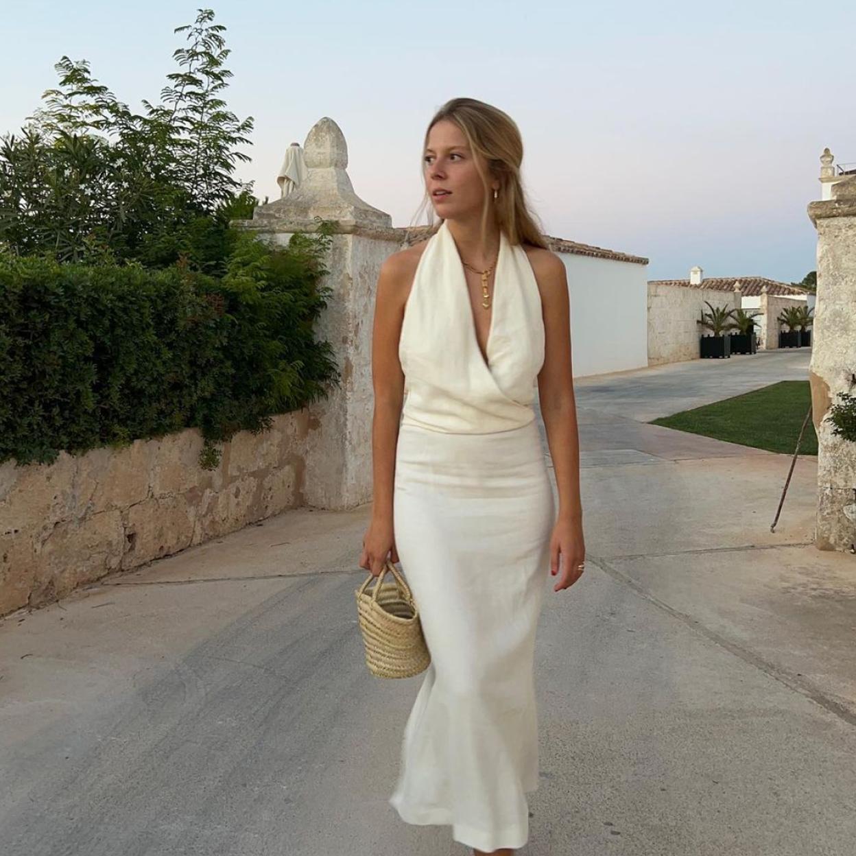 Una mujer con un vestido blanco de verano.