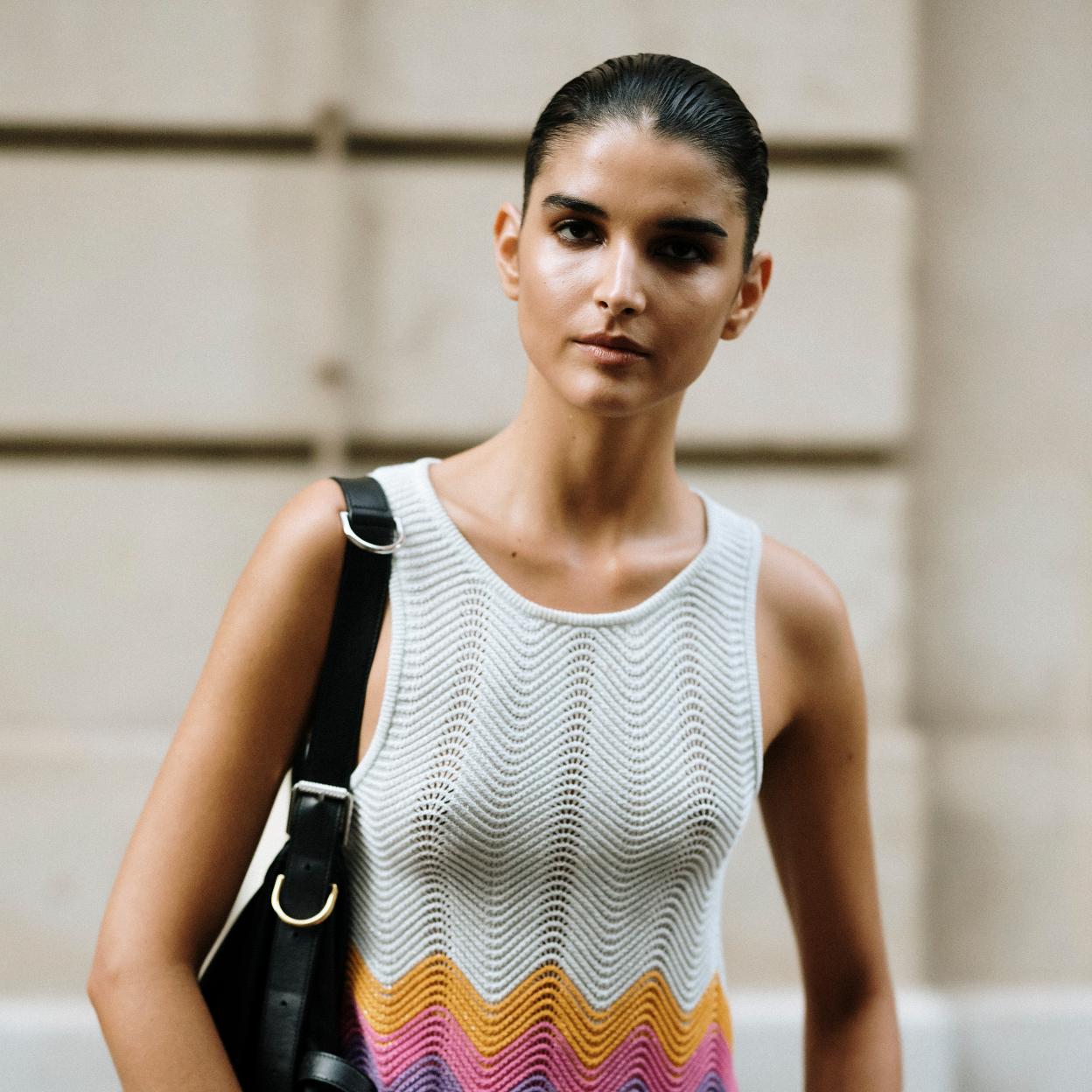 Una mujer con top de punto escalera.