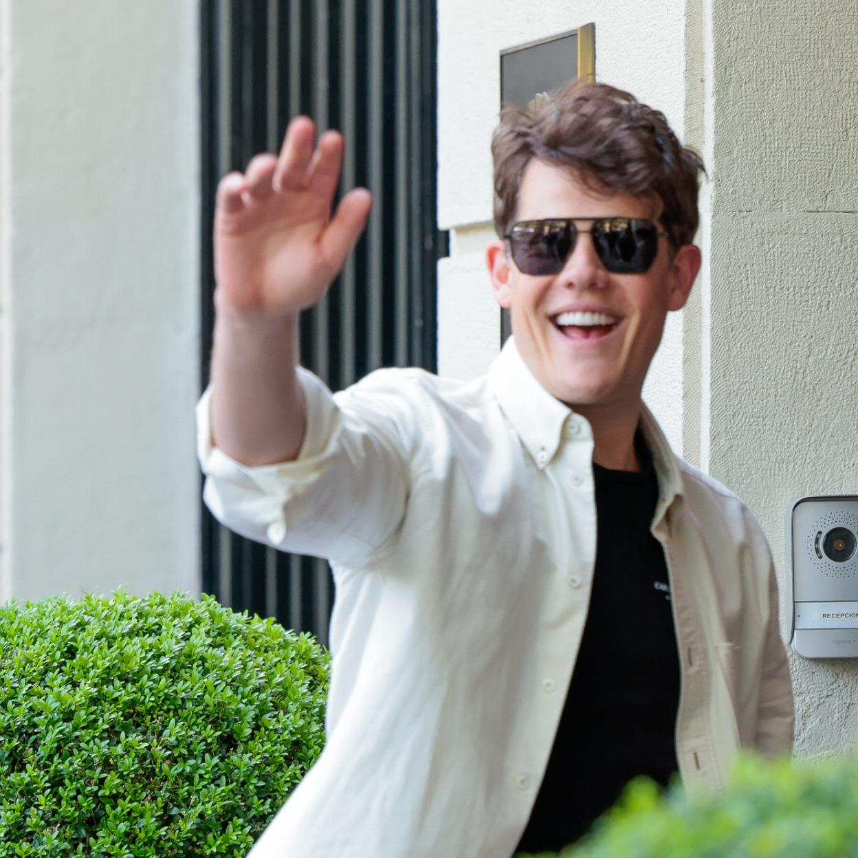 Wes Gordon ha sido el encargado de diseñar el vestido de novia de Tamara Falcó. En la imagen, llegando a la fiesta de la preboda de la marquesa de Griñón e Íñigo Onieva.