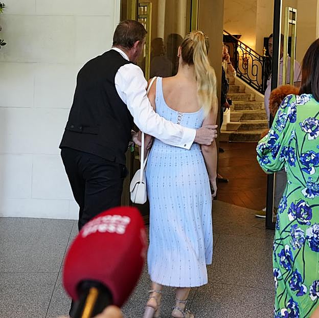 Alejandra Onieva con un vestido azul.