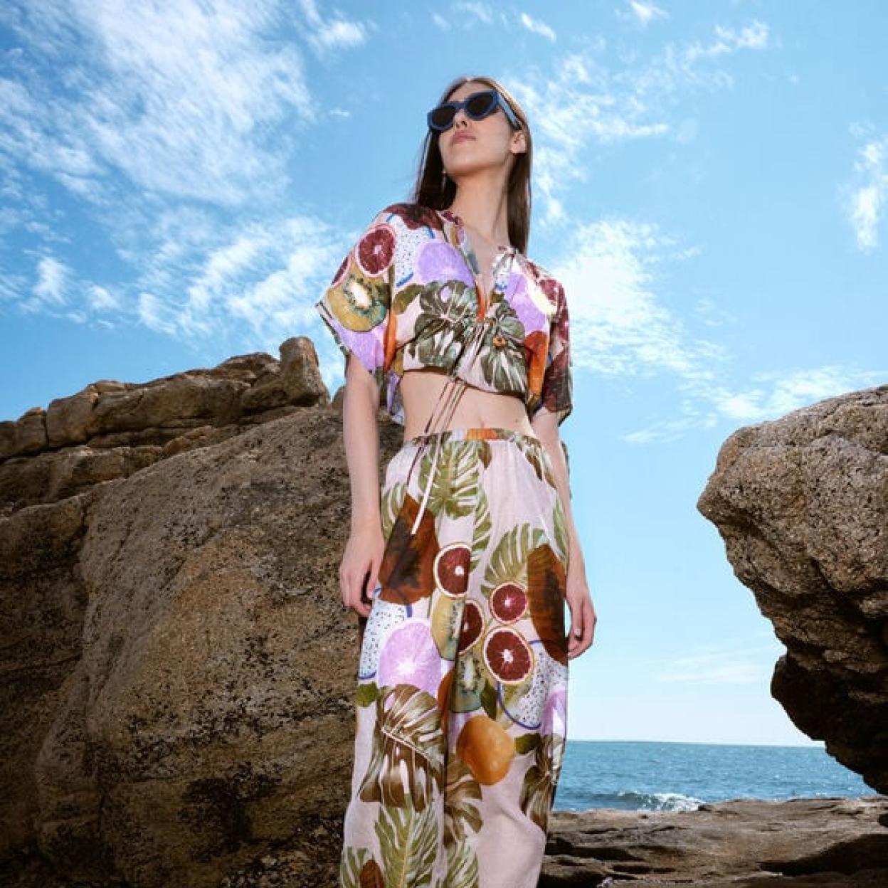 Vestidos midi, bolsos de rafia, sandalias de colores, faldas de fiesta y muchas otras prendas que tienes que tener en cuenta. 