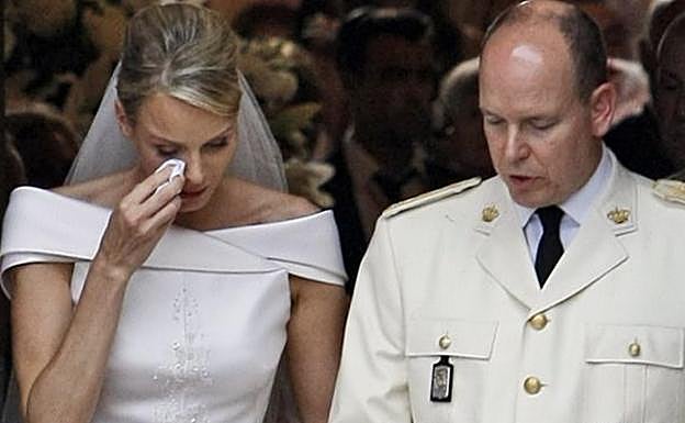 La princesa Charlène salió de su boda en el Palavio Grimaldi enjugándose las lágrimas. 