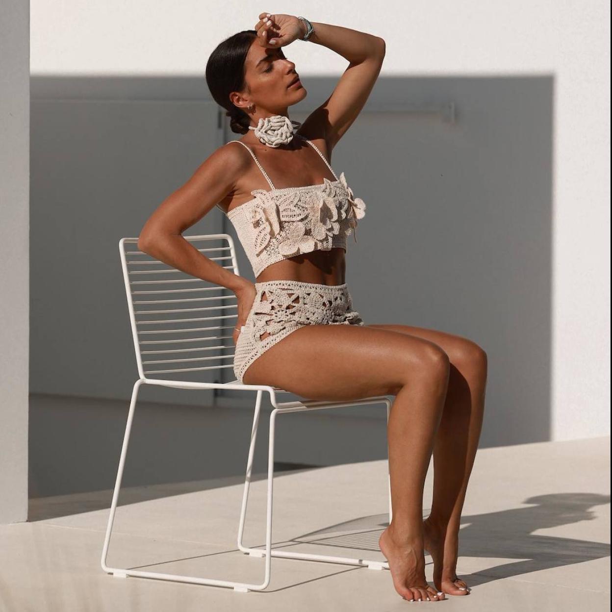 La influencer lleva un conjunto de crochet con flor 3D viral