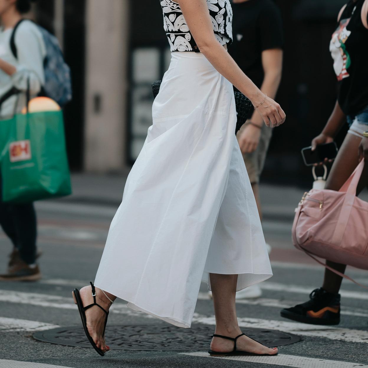 Un look con sandalias planas.