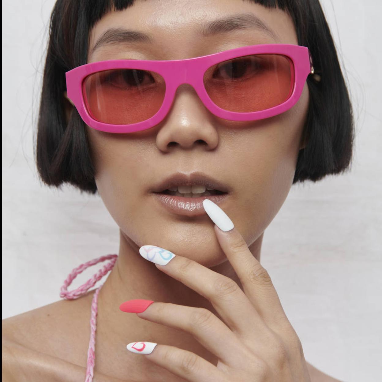 Modelo con manicura mismatch