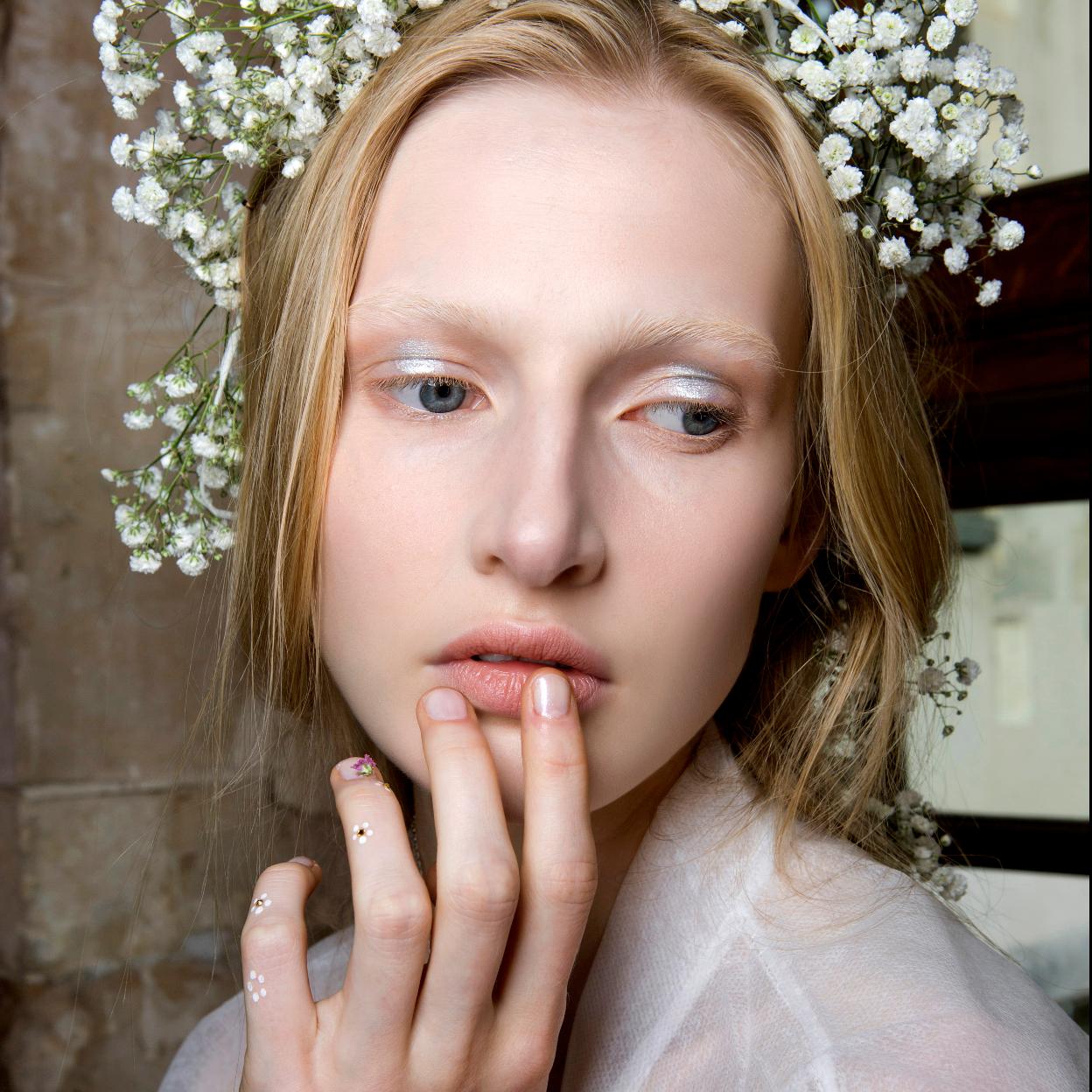 Modelo con manicura con flores