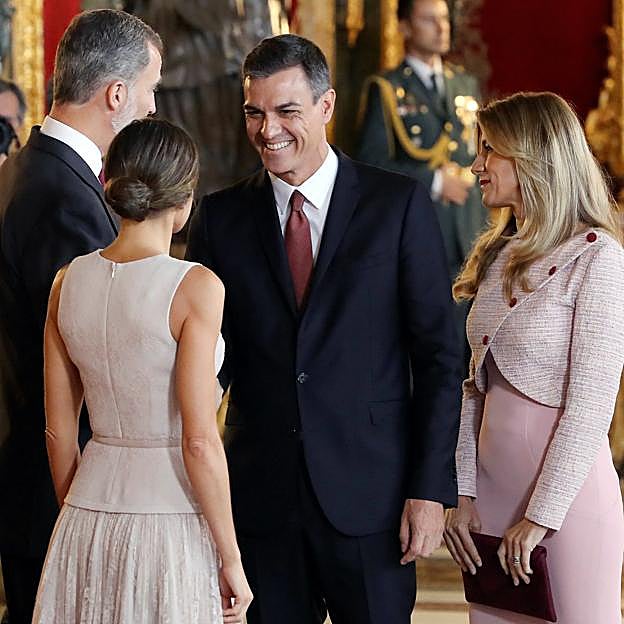 Pedro Sánchez y Begoña Gómez, en una audiencia con los reyes Felipe y Letizia. 