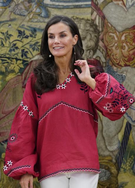 Imagen - La reina con una blusa ucraniana. / LIMITED PICTURES