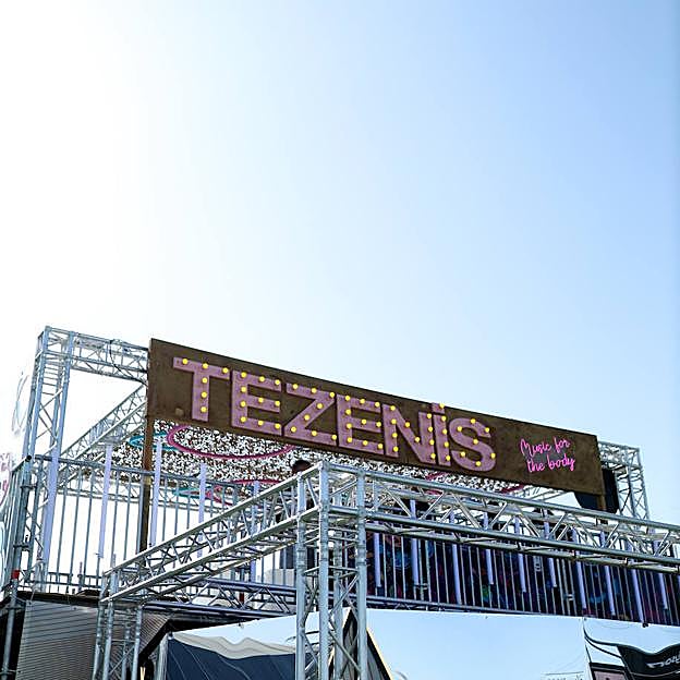 Imagen principal - Tezenis en Mad Cool 2023 y Marta Soriano con look de la firma.