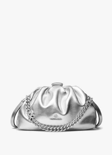 Imagen - Bolso metalizado plata estilo clutch con asa bandolera