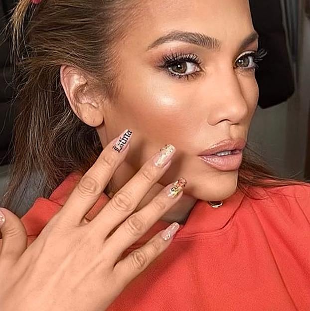 Jennifer Lopez con una manicura original.