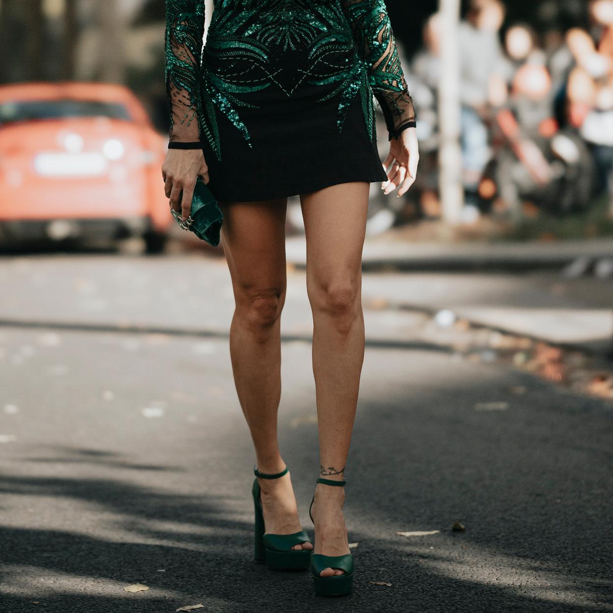 Una modelo con sandalias de tacón.