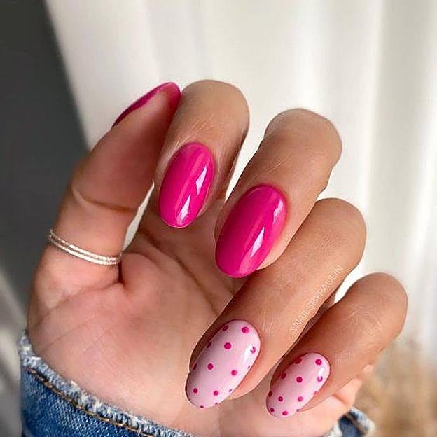 Manicura con lunares estilo barbiecore