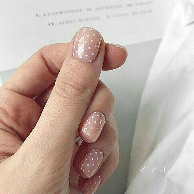 Uñas con lunares glaseadas