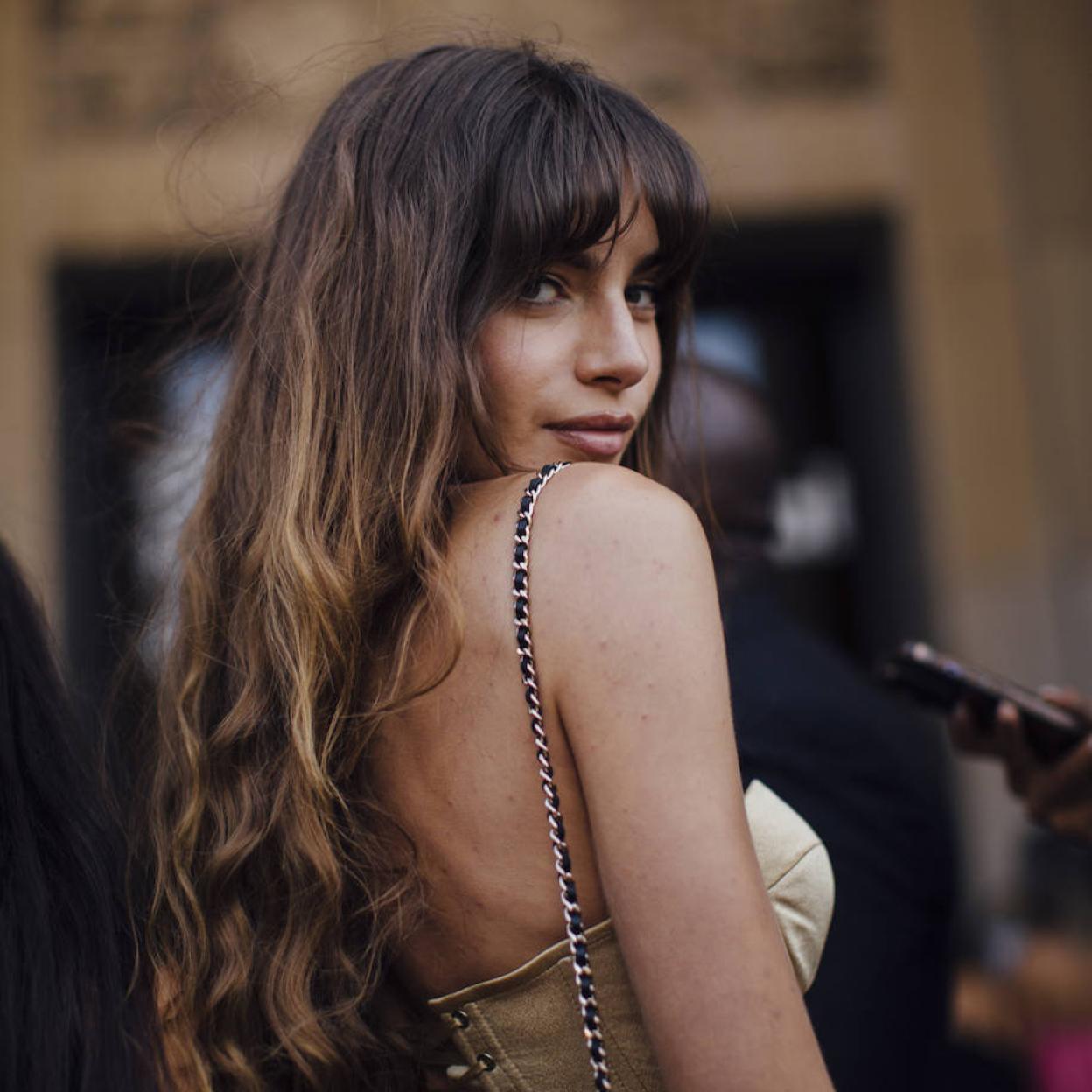 Influencer con pelo seco y dañado