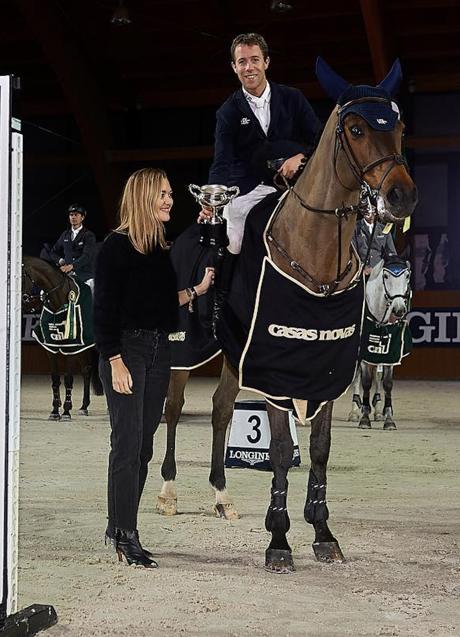 Imagen - Marta Ortega, recibiendo un trofeo en Casas Novas, junto a su caballo y al jinete holandés Erik van der Vleuten. (FOTO: D.R.) 