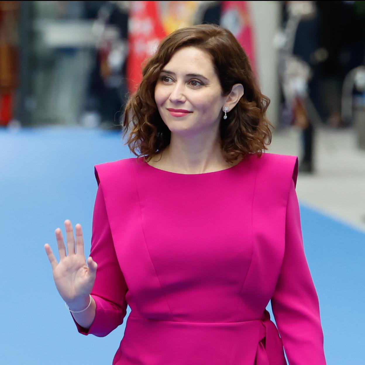 Isabel Díaz Ayuso, en una foto de archivo con favorecedor vestido fucsia.