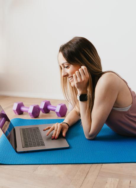Imagen - Mujer con mancuernas/PEXELS