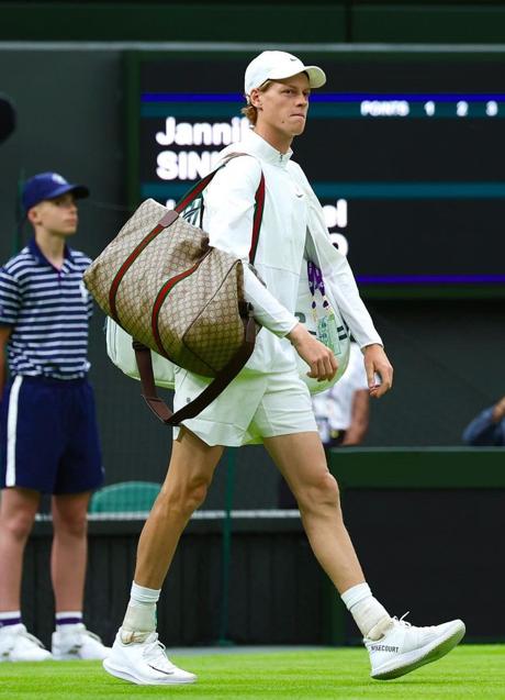 Imagen - Jannik Sinner entrando en la pista de Wimbledon con su maxi bolso de Gucci.