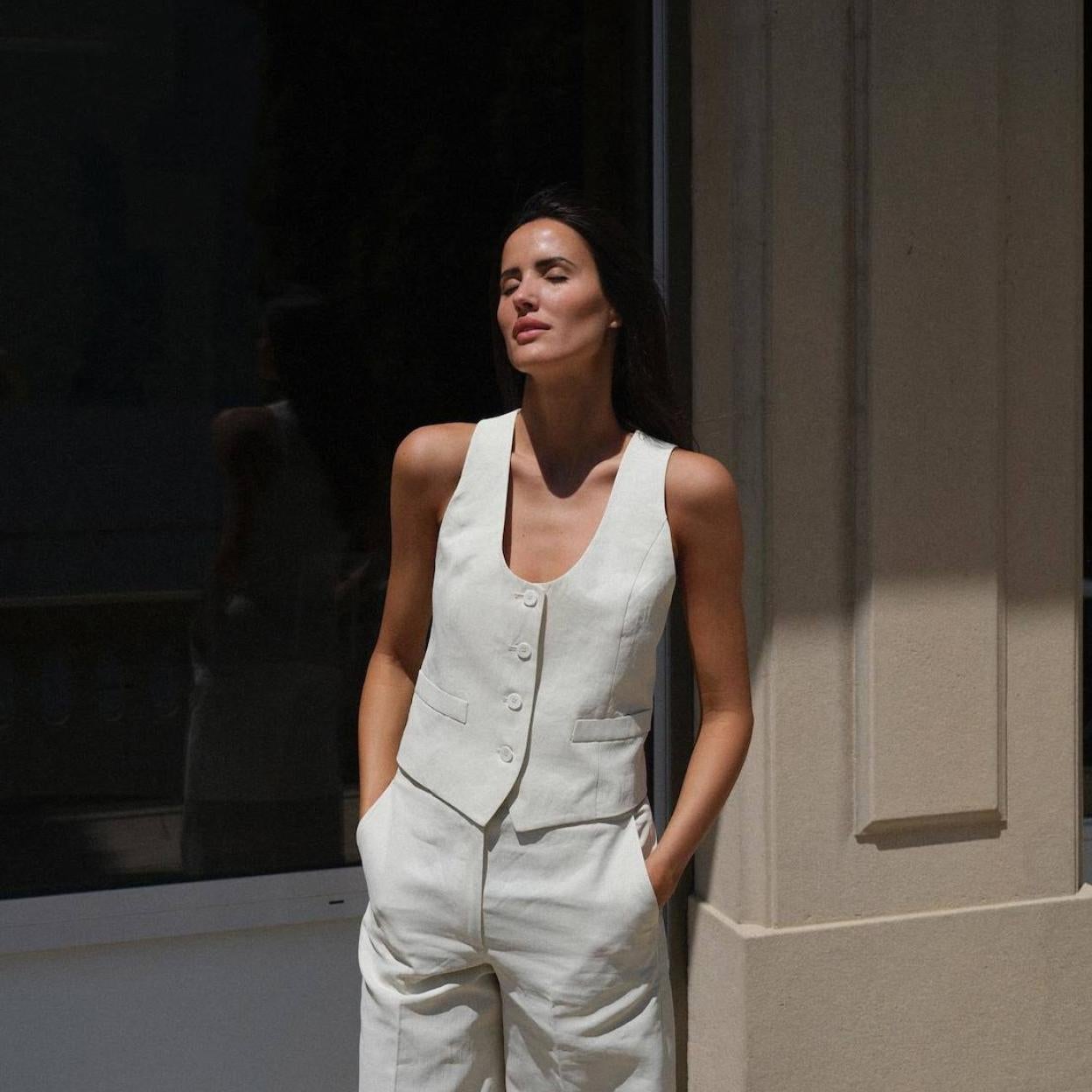 Influencer con chaleco de vestir