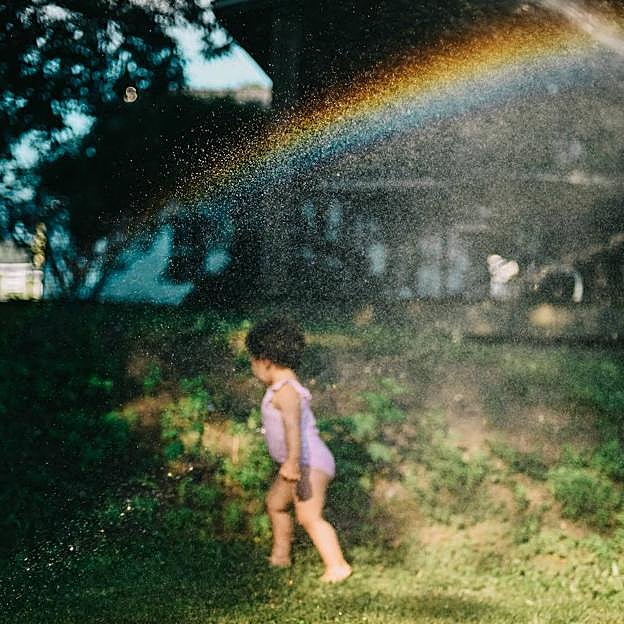 Niño jugando en el sol