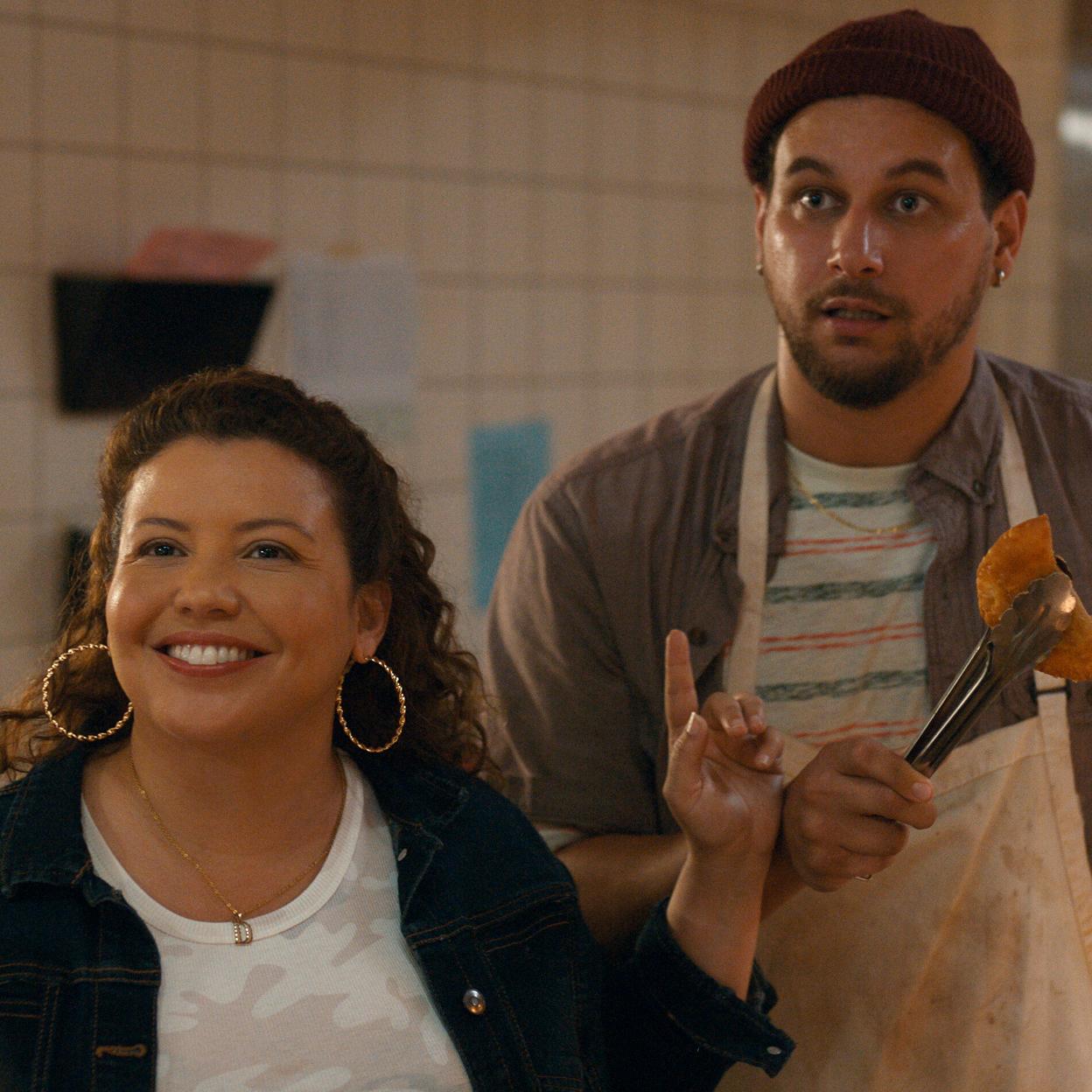 Justina Machado y Alejandro Hernández, protagonistas de El horror de Dolores Roach.