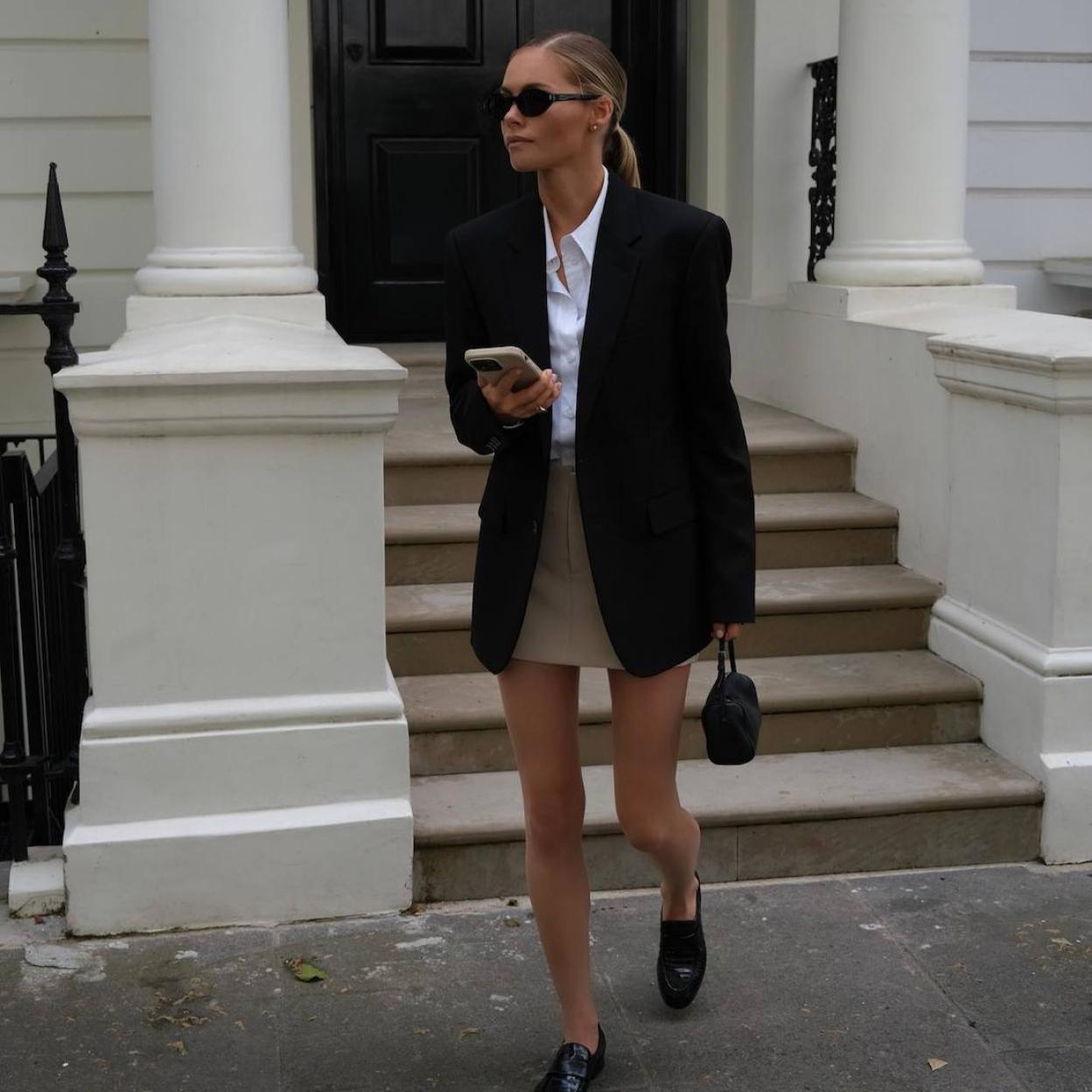 La influencer lleva un look con blazer básica