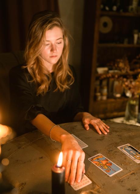 Imagen - Mujer con cartas del Tarot/PEXELS
