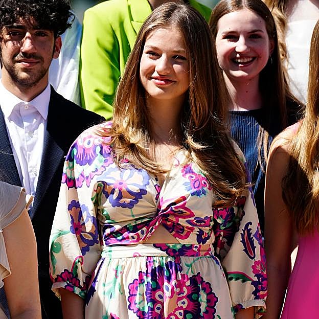 La princesa Leonor elige un vestido de las rebajas de Zara y consigue el look de verano perfecto