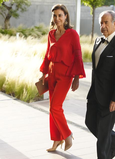 Imagen - Carmen Posadas con un look rojo. / LIMITED PICTURES