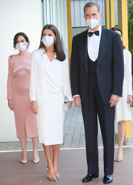 Imagen - La reina Letizia, con un vestido blanco, junto al rey Felipe./ LIMITED PICTURES