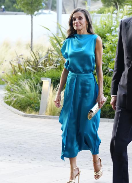 Imagen - La reina Letizia con un conjunto azul de Maksu y sandalias doradas de Jimmy Choo. / LIMITED PICTURES