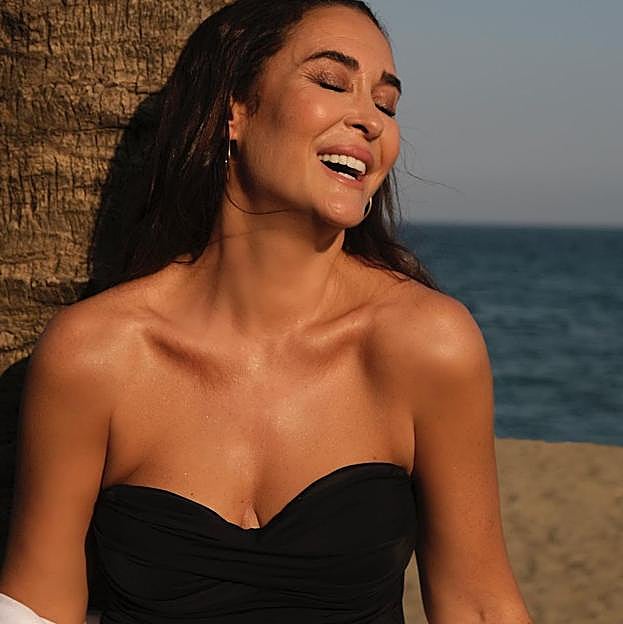 El bañador elegantísimo que todas las famosas llevan como top