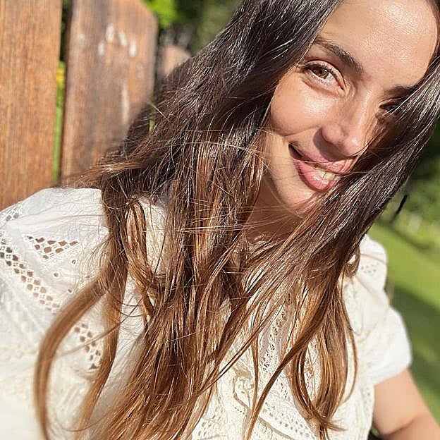 El vestido blanco y versátil de Ana de Armas que puedes conseguir en Zara rebajado