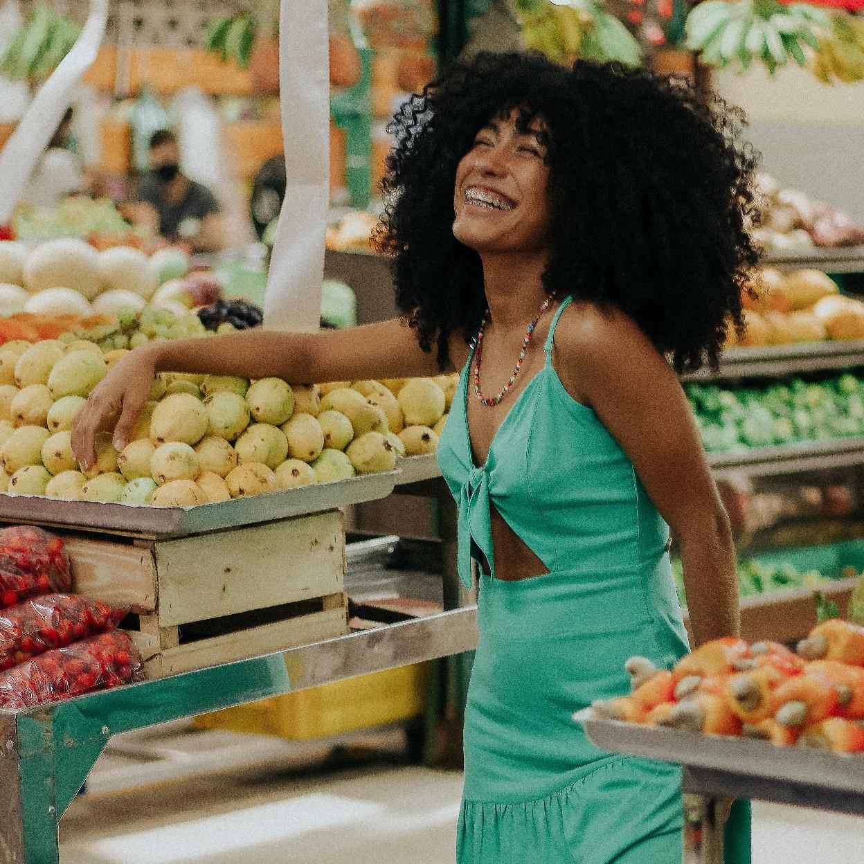 Mujer en puesto de frutas