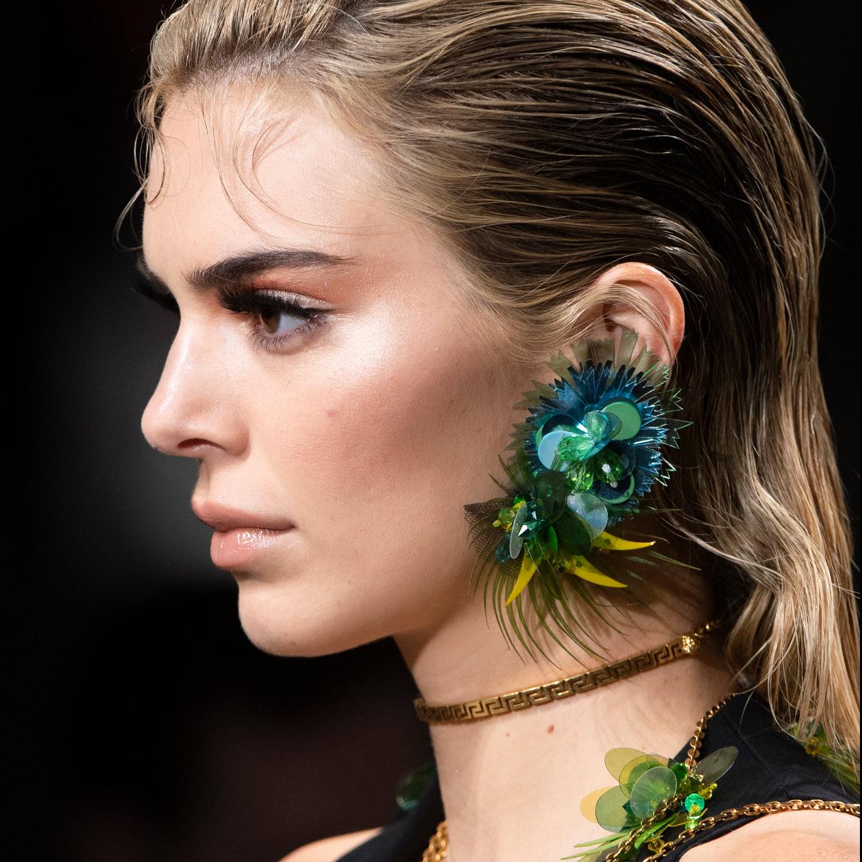 Kendall Jenner con un maquillaje efecto lifting.