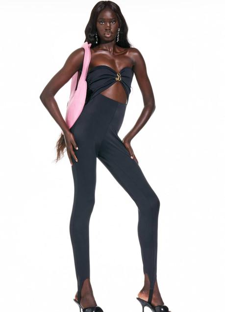 Imagen - Mono negro con cut out y detalle de broche dorado