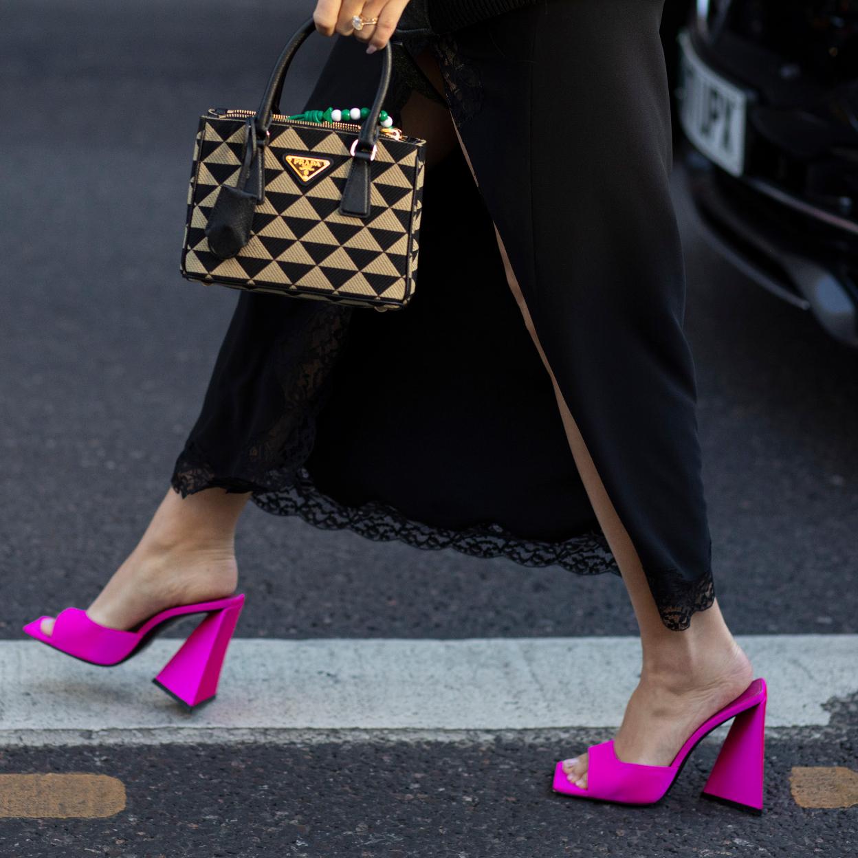 Estos son los mules que las bajitas llevan en verano con todo porque son muy cómodos y ponibles.