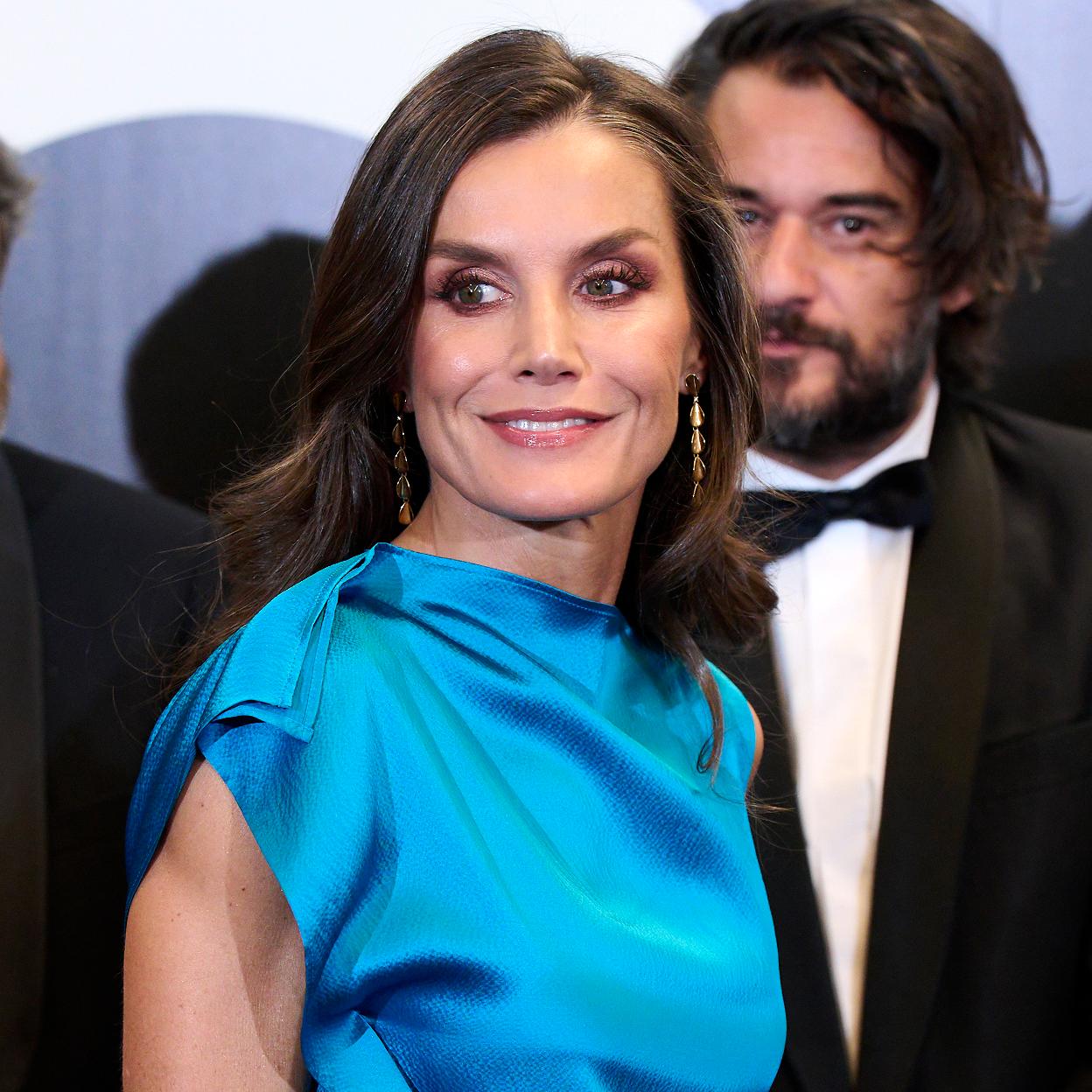 La reina Letizia con su conjunto azul de Maksu. Detrás de ella, Manuel Jabois, uno de los premiados. 