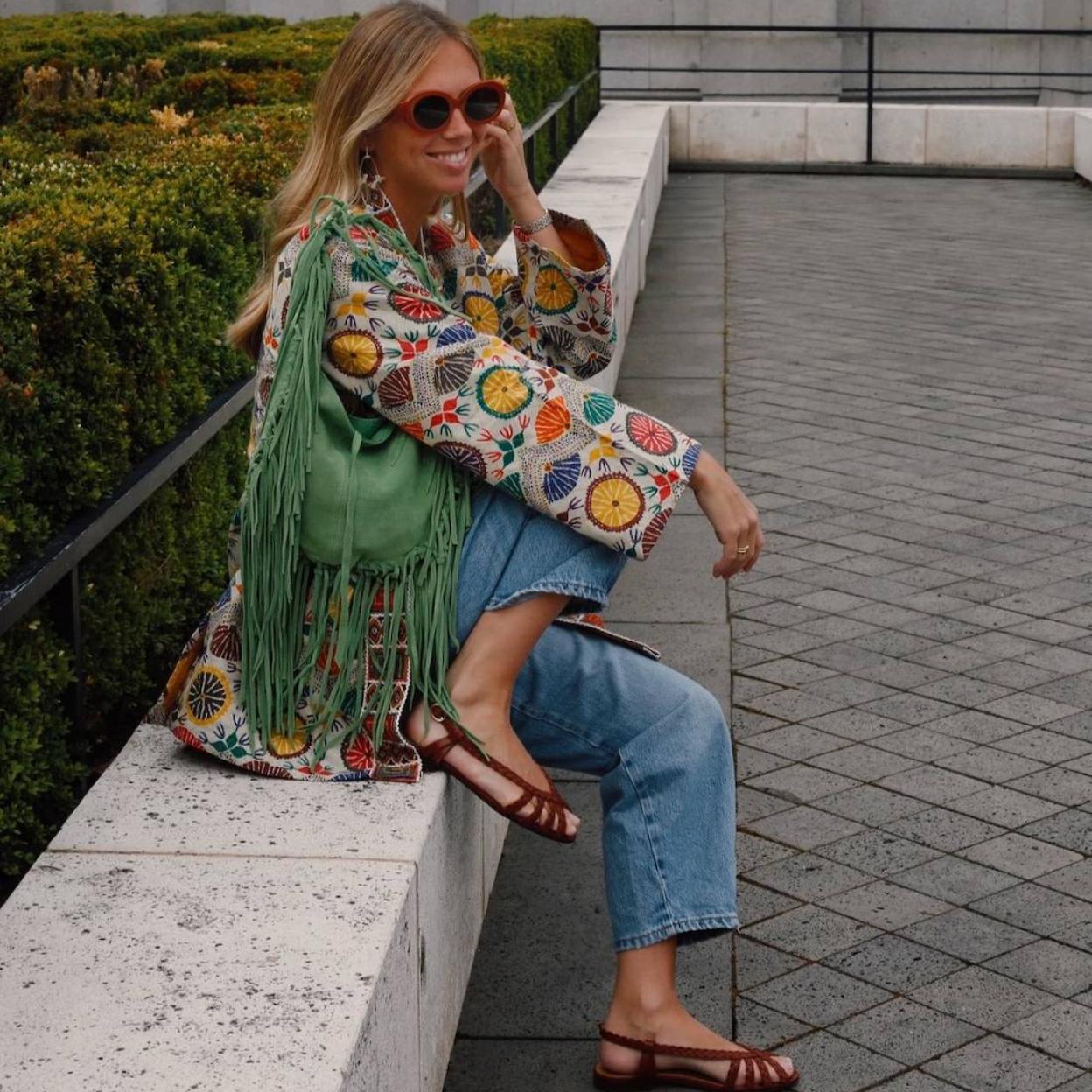 Influencer con sandalias planas