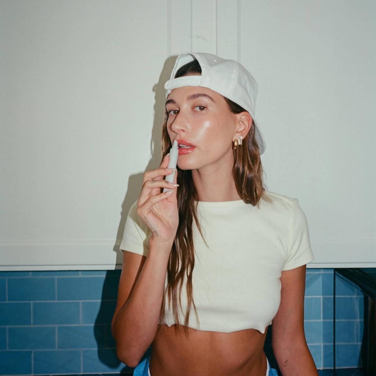 Hailey Bieber usando cacao en los labios