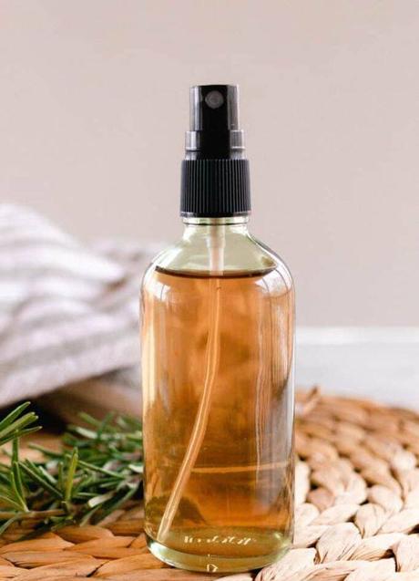 Imagen - Agua de romero para el pelo