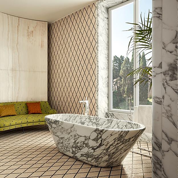 En el baño de la suite Bulgari, el mármol y esta imponente bañera son los protagonistas.