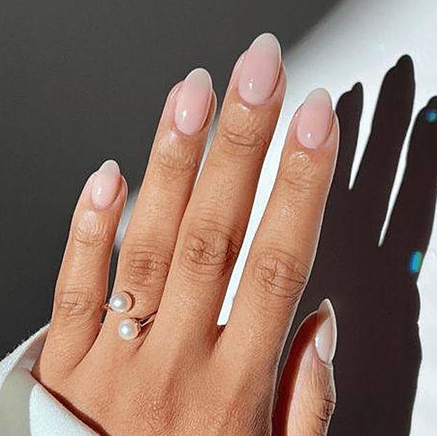 Mujer con uñas acrílicas para evitar moderlas