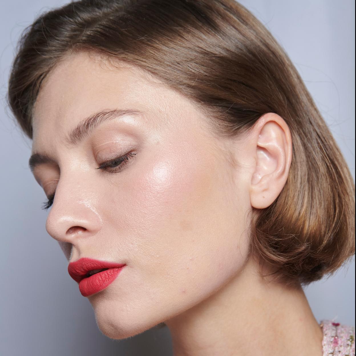 Una mujer con los labios pintados.