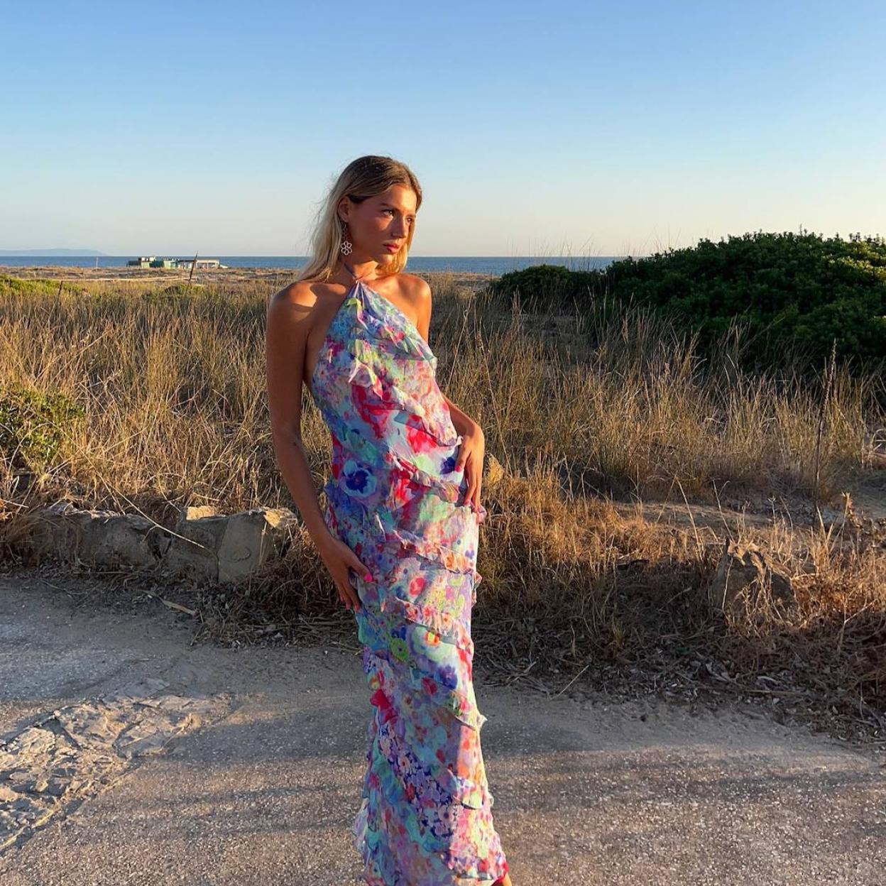 La influencer lleva el vestido con estampado de flores viral de Zara