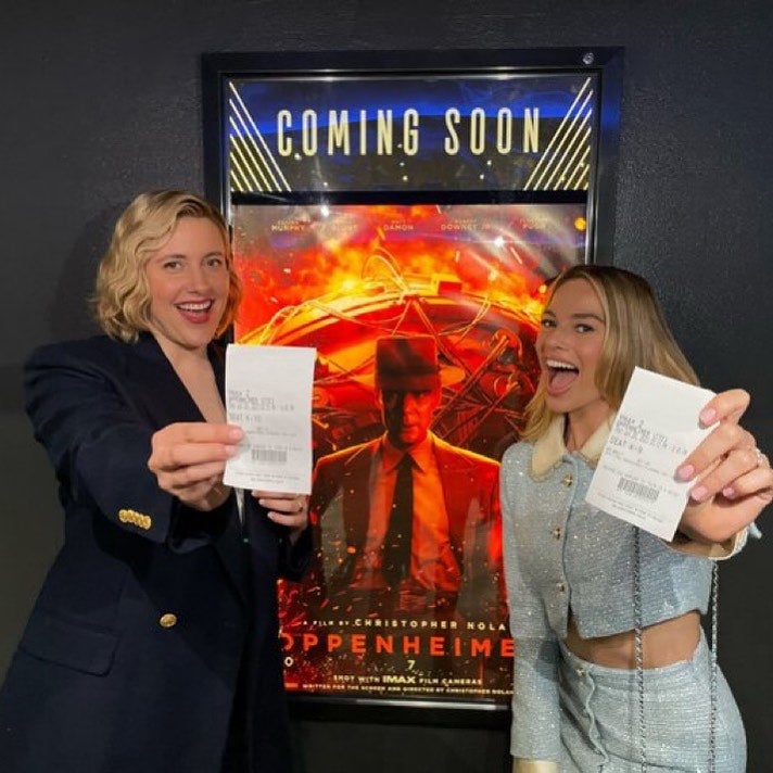 Margot Robbie y Greta Gerwig con sus entradas de Oppenheimer.