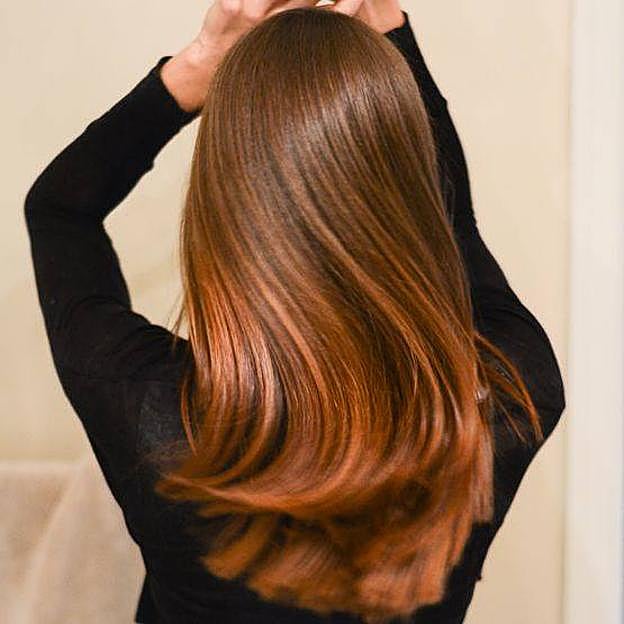 Mujer con tratamiento de ácido hialurónico para el pelo